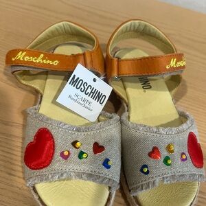 🌷New Moschino Kids' Heart Embellished Sandals - Tan and Red🌷